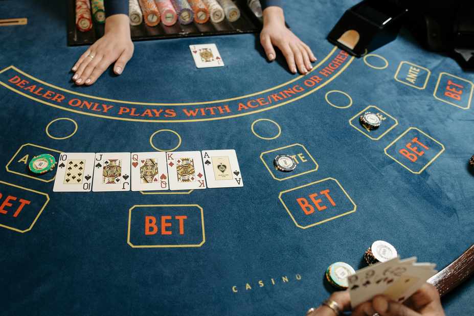 How online casinos make money